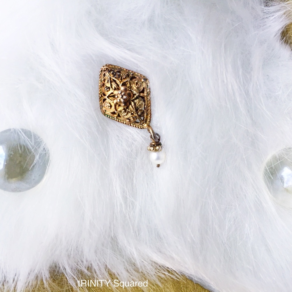 . {GOLD + PEARL} Diamond filagree cartilage post