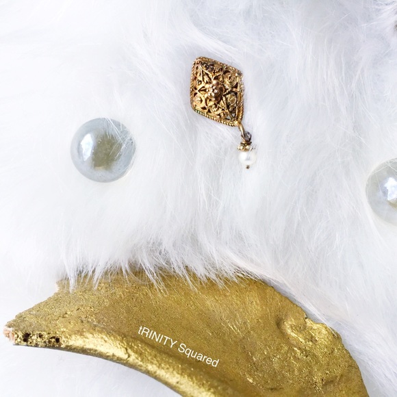 . {GOLD + PEARL} Diamond filagree cartilage post - Picture 2 of 8