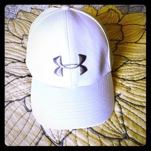🏄🏻‍♀️ BRAND NEW UNDER ARMOUR WHITE & SILVER HAT