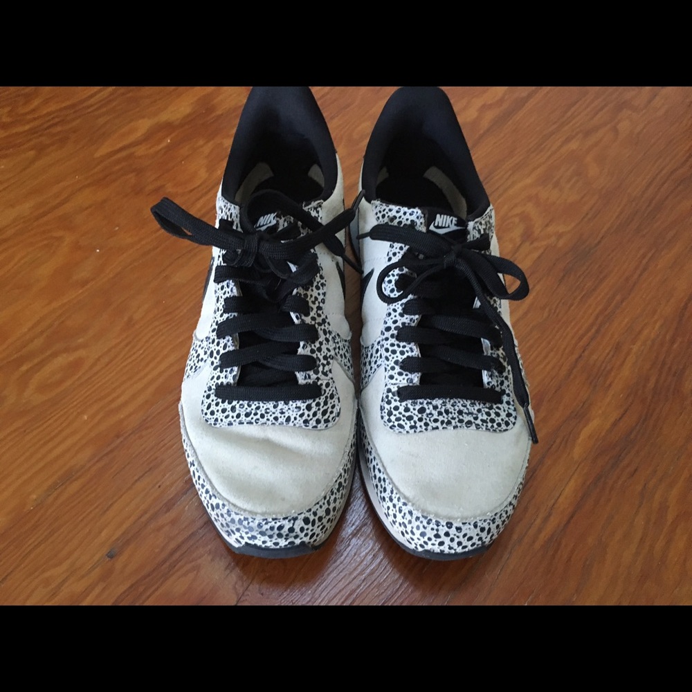 Black and white nikes. Size 7.5