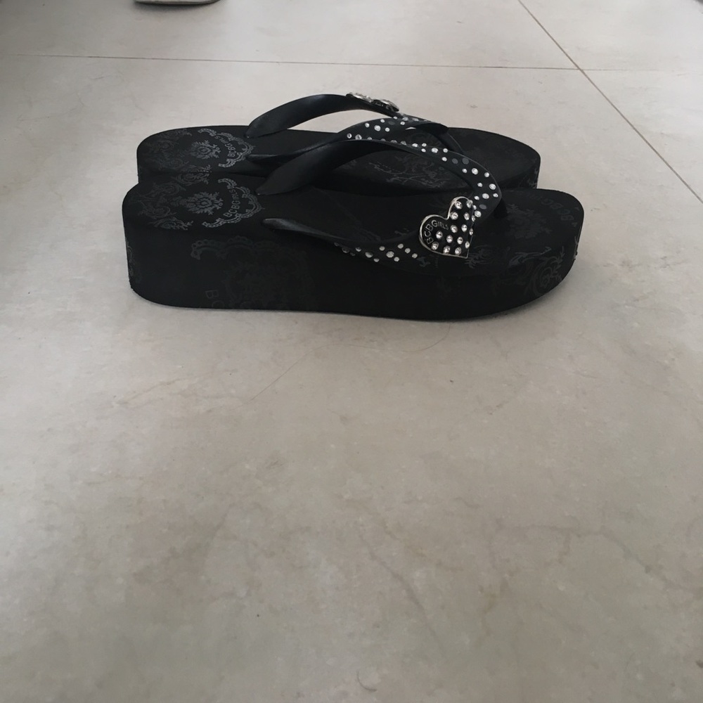 BCBG FLIP FLOPS