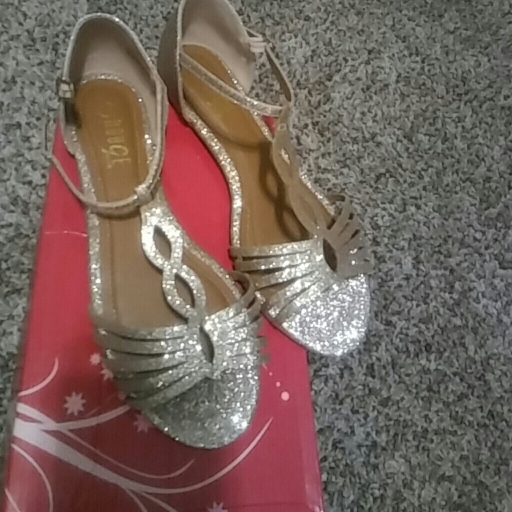 Very beautiful gold glitter Sandal.