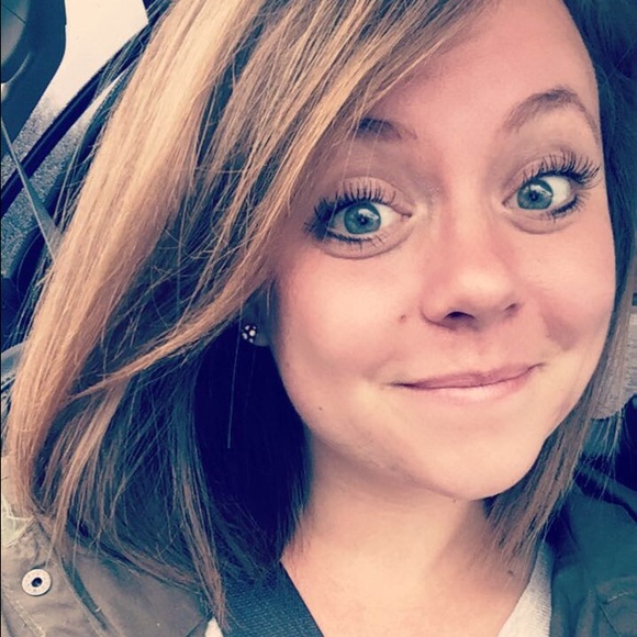 Meet your Posher, Laura - Picture 1 of 1