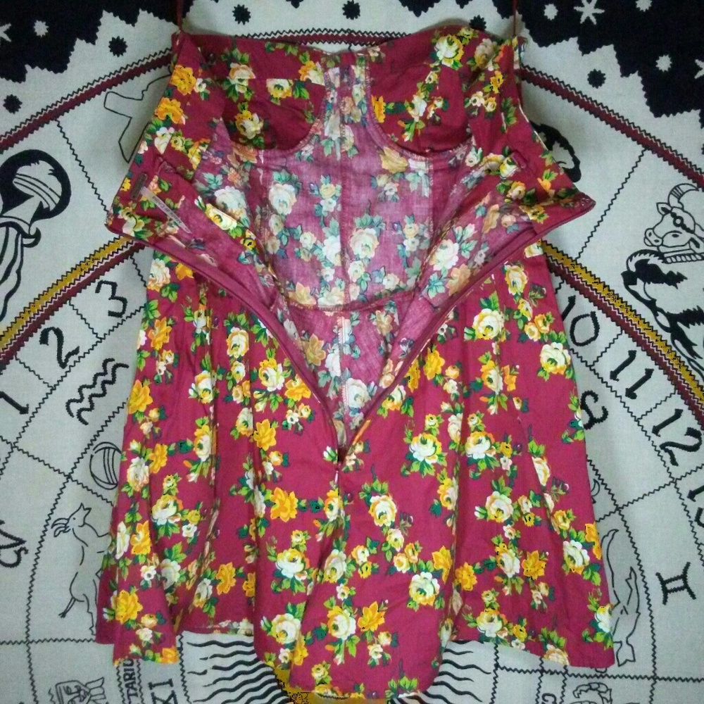 NWOT FLORAL STRAP OR STRAPLESS ROMPER - Picture 2 of 4