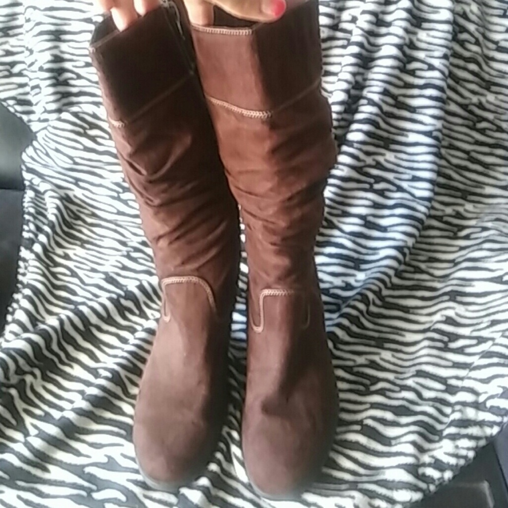 Mid calf suede brown boots.