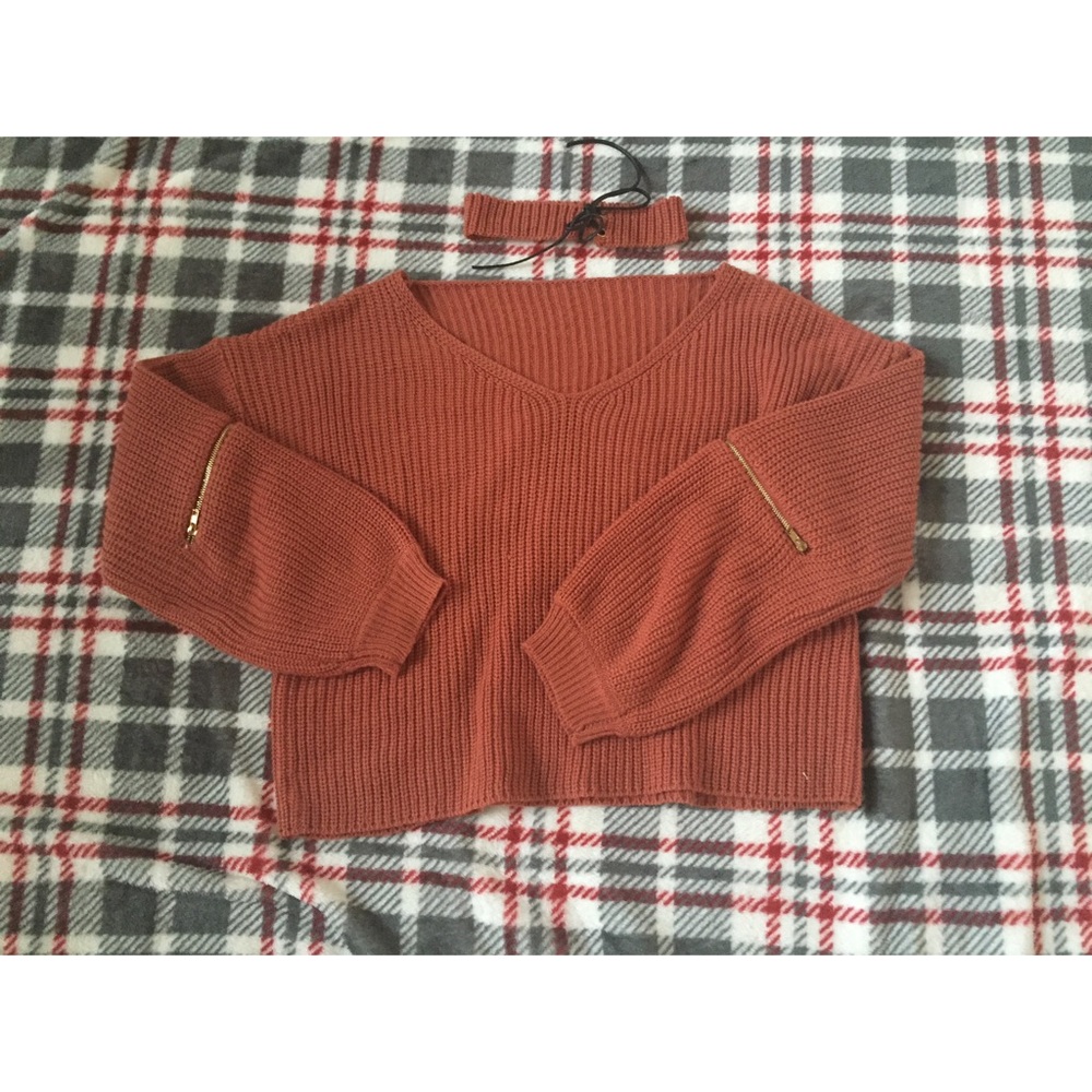 Zipper Sleeve sweater with choker.