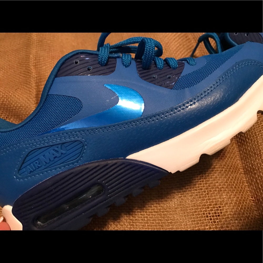 Selling blue Nike Airmax worn once.