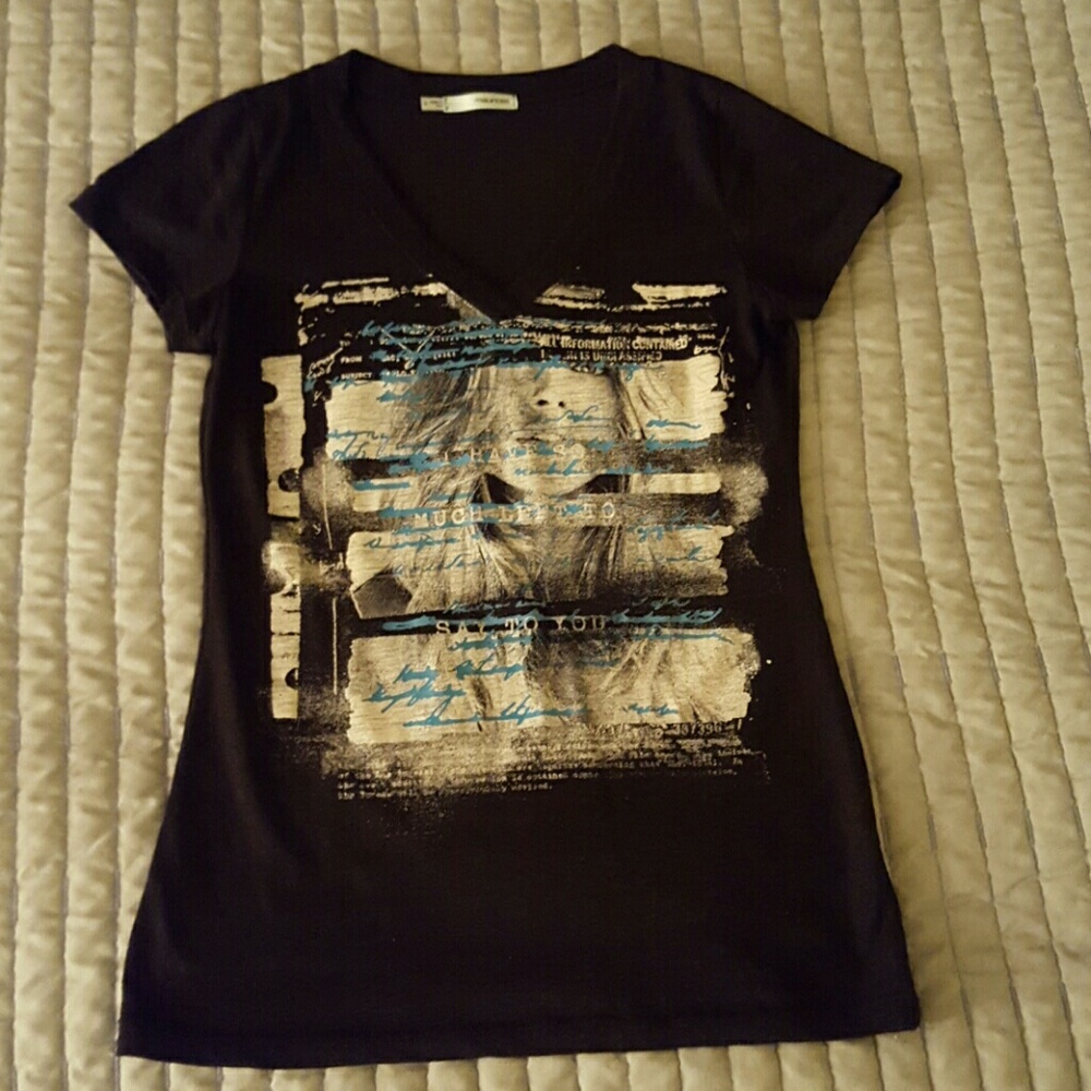 Black v-neck tshirt