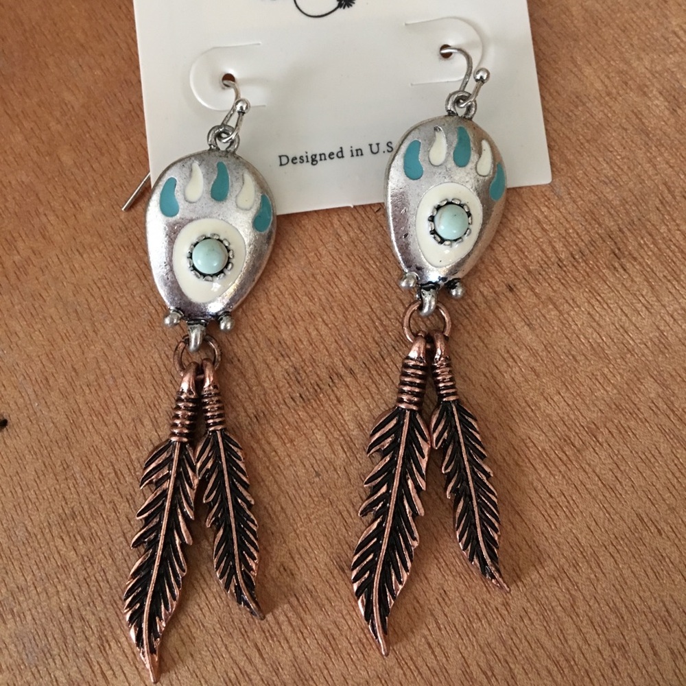 Southwest earrings bear claw and feathers