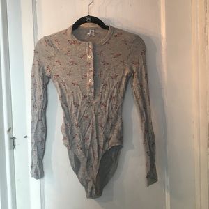 Printed thermal Henley bodysuit (rose on grey)
