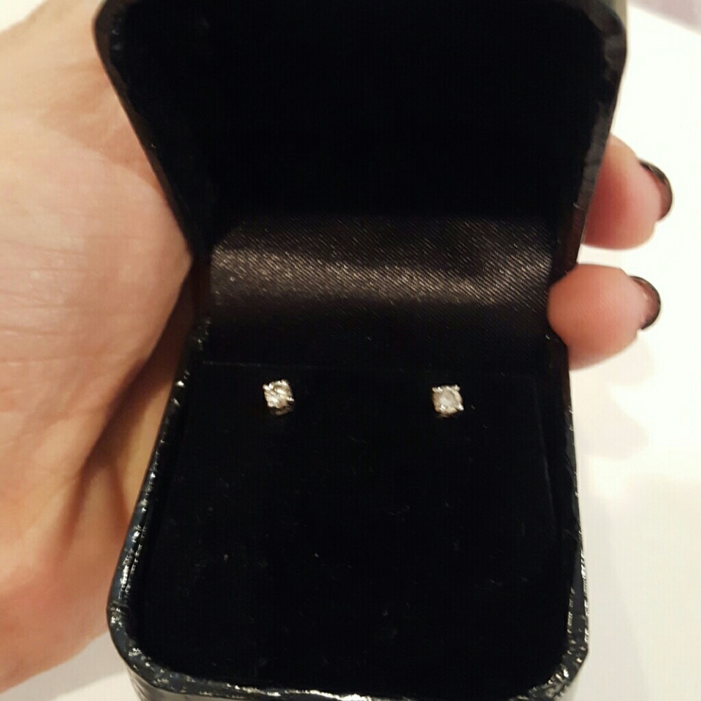 0.8 k diamonds earrings