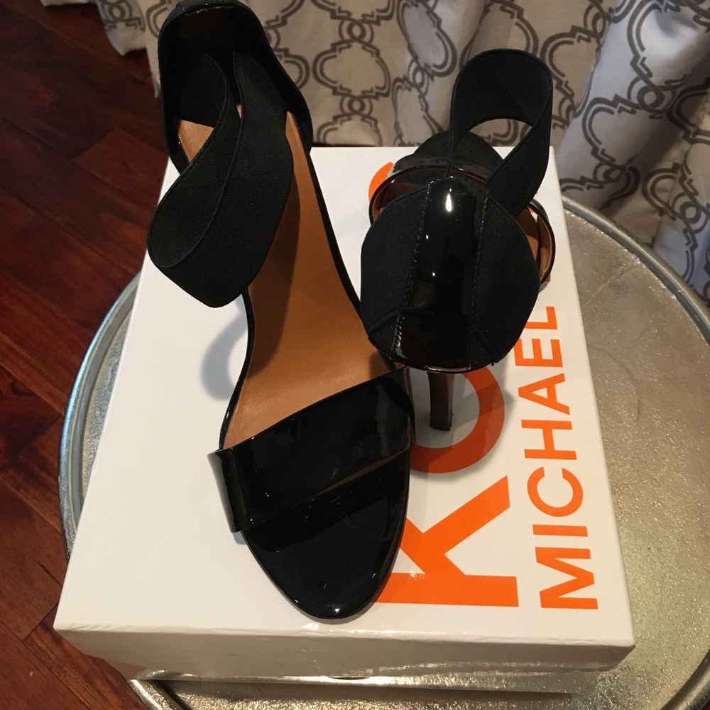 KORS MIchael KORS Black Patent Elastic Pump GORG!