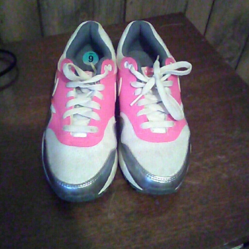 Nike shoes - Picture 2 of 3