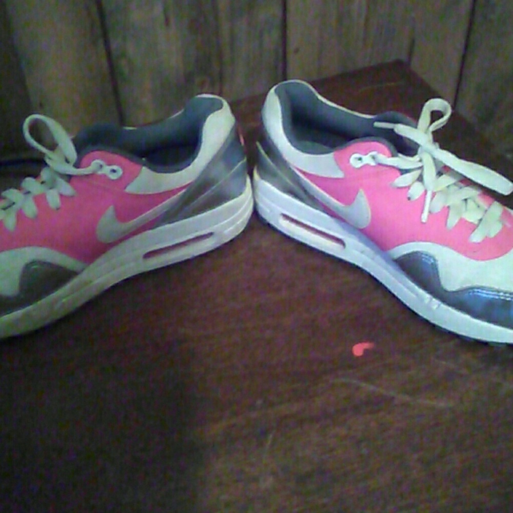 Nike shoes - Picture 3 of 3