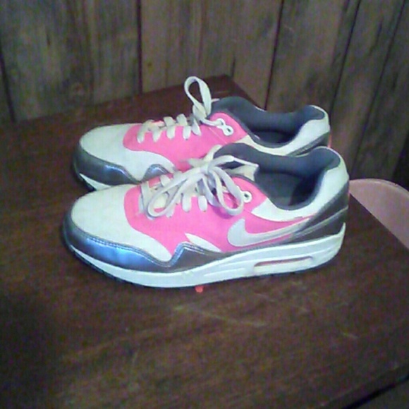 Nike shoes - Picture 1 of 3