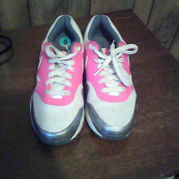 Nike shoes - Picture 2 of 3