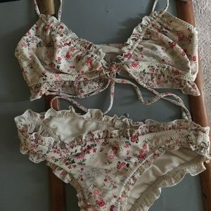 Ruffled floral bikini 👙