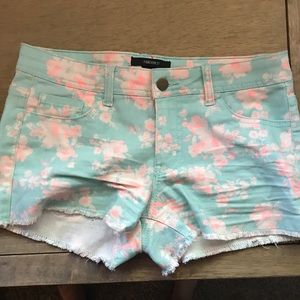 Cute floral denim shorts!