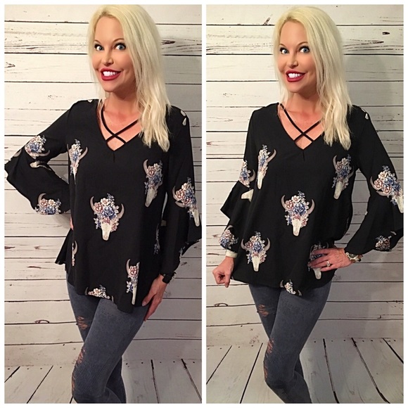 Floral longhorn print v-neck bell sleeves blouse. - Picture 3 of 4