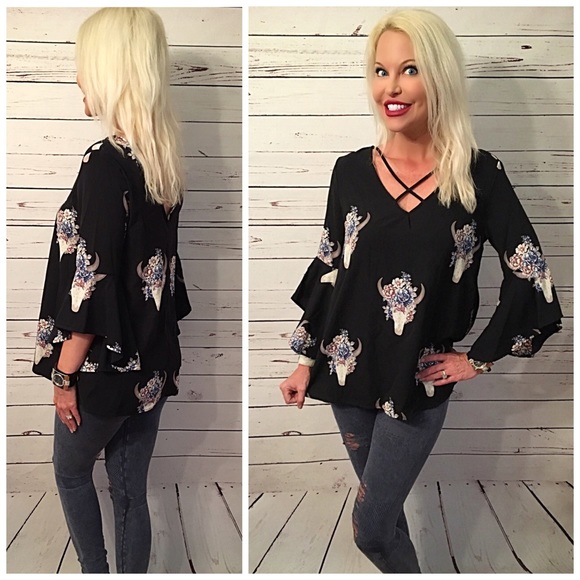 Floral longhorn print v-neck bell sleeves blouse. - Picture 4 of 4