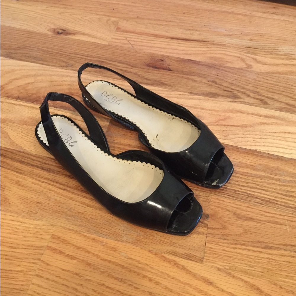 Patent leather open-toed flats