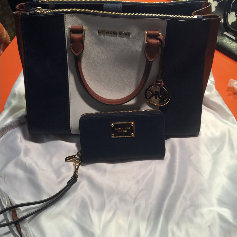 Michael kors LG Sutton navy purse with wristlet