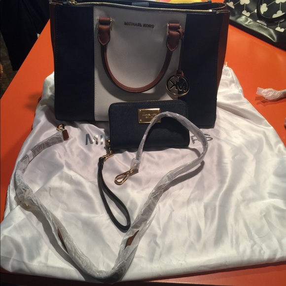 Michael kors LG Sutton navy purse with wristlet - Picture 3 of 3