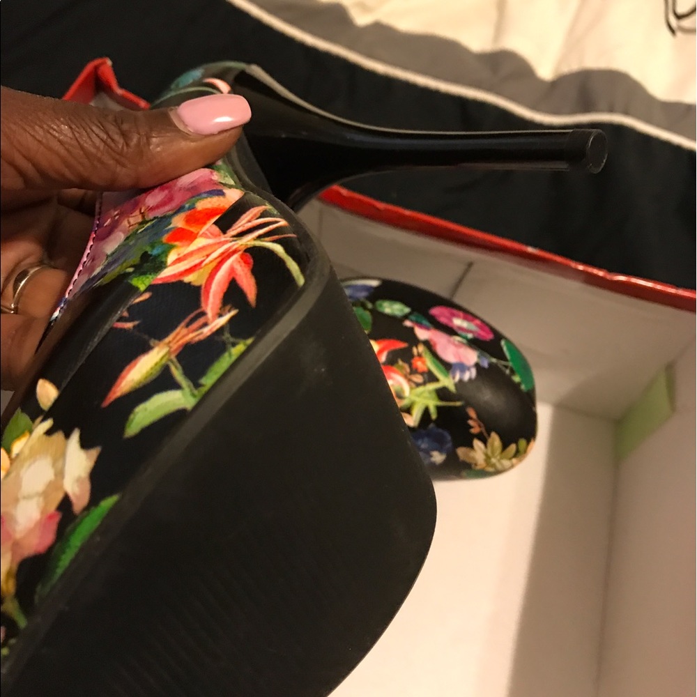 NWB heels - Picture 2 of 3