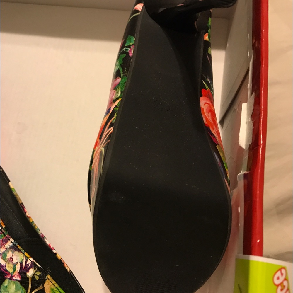 NWB heels - Picture 3 of 3
