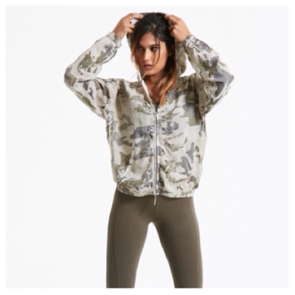 🍃💕Hard Tail Forever Zip Front Camo Yoga Hoodie - Picture 3 of 8