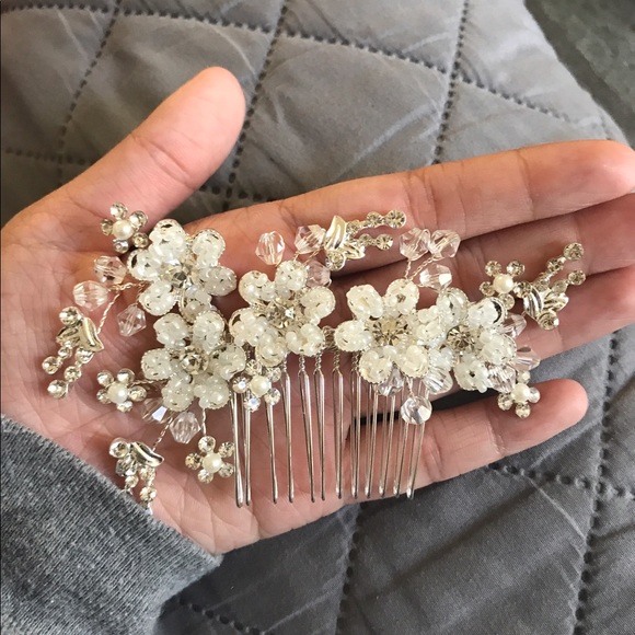 White flower rhinestone bling hair comb