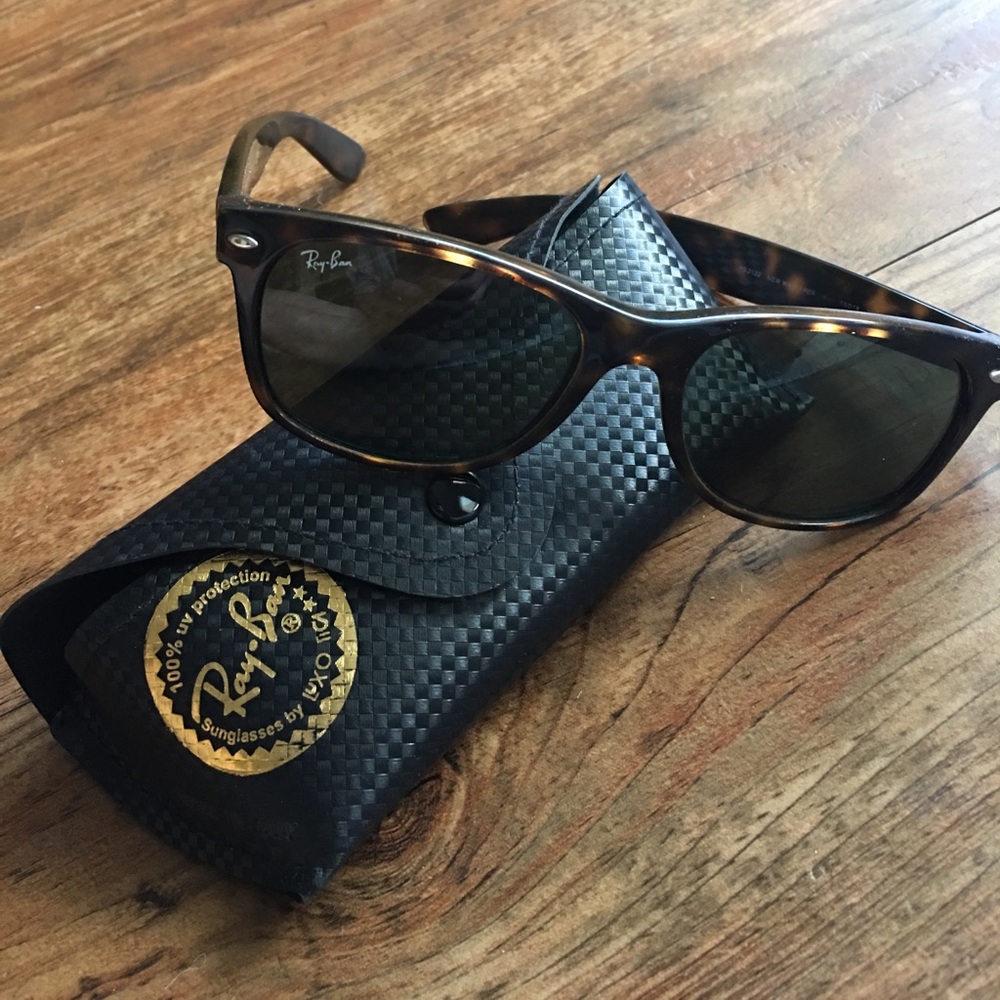 tortoise shell RayBans 🕶