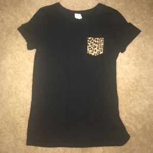 Short sleeve black tee with leopard front pocket