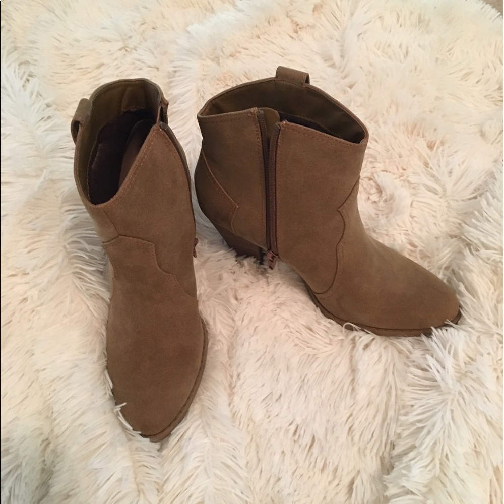 NWOT American Eagle Heeled Booties