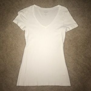 White v-neck short sleeve basic tee