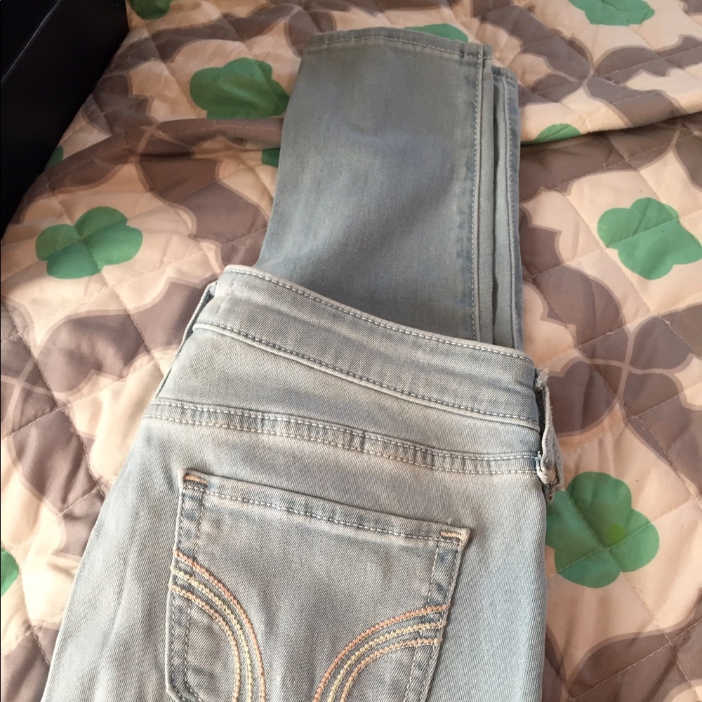 Hollister size 5SHORT!