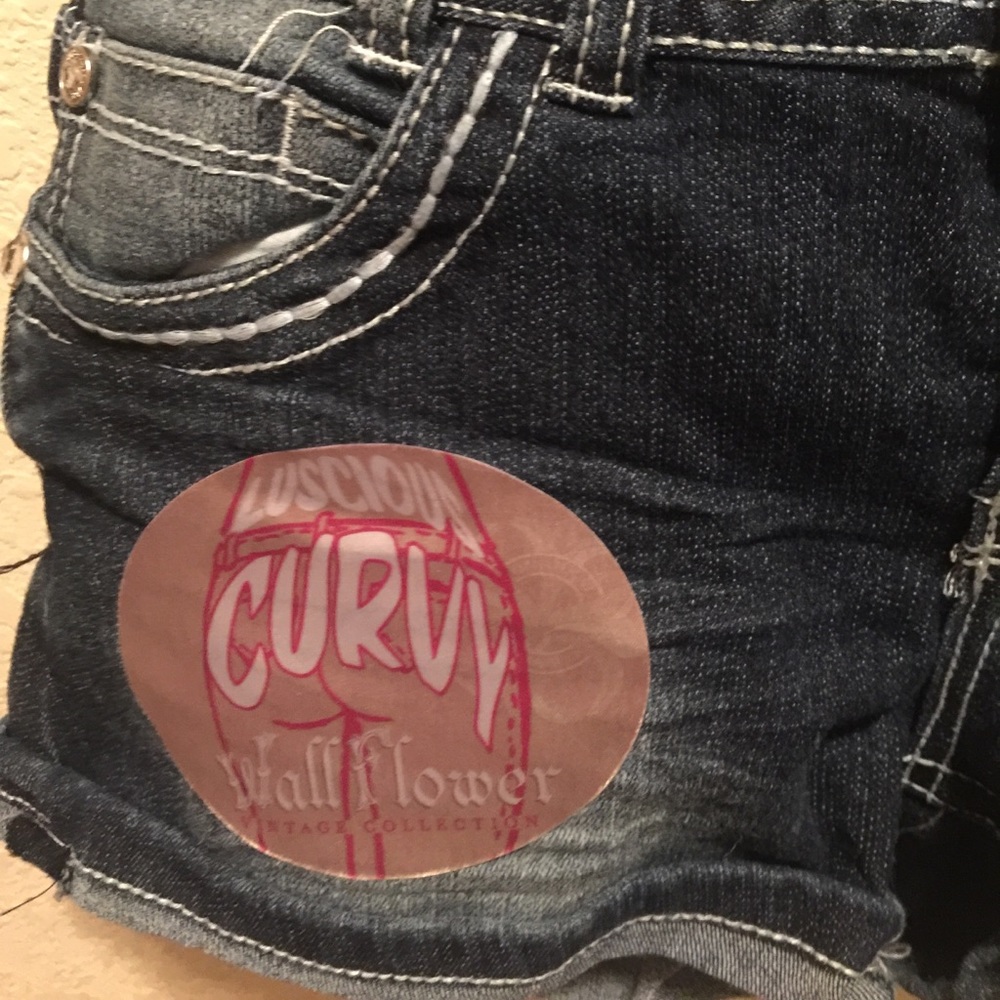Shorts - Picture 2 of 4