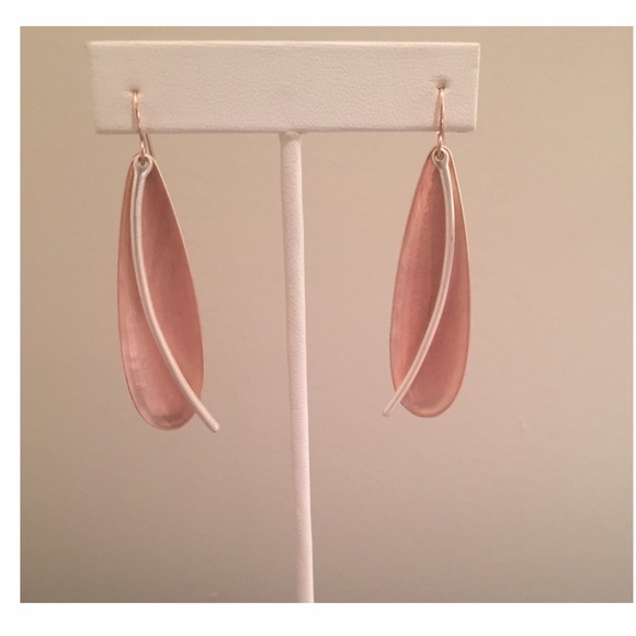 🚫SOLD Rose Gold Blush Tone Teardrop Earrings - Picture 3 of 8