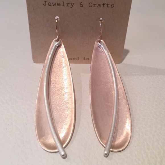 🚫SOLD Rose Gold Blush Tone Teardrop Earrings - Picture 7 of 8