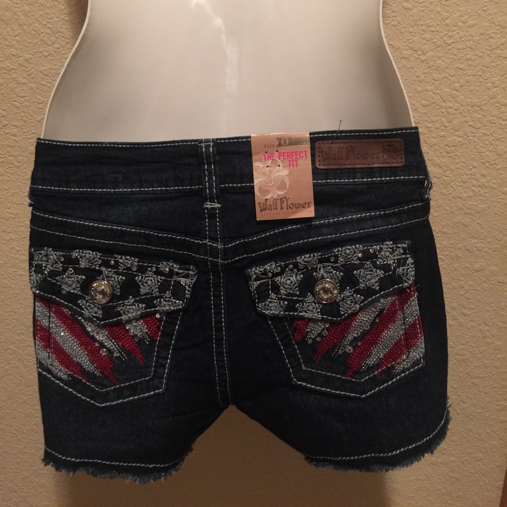 Shorts - Picture 3 of 3