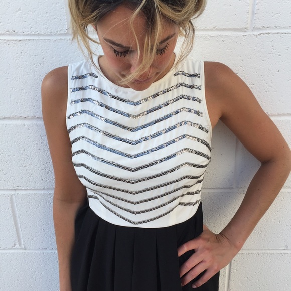 Sleeveless dress - Picture 2 of 2