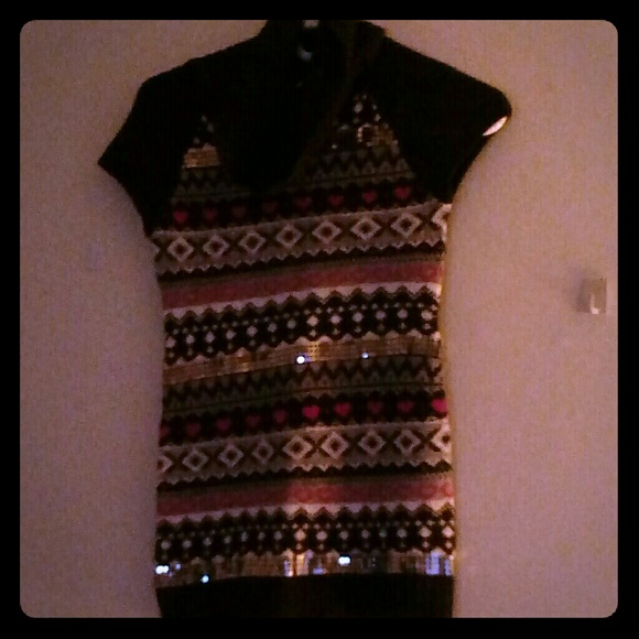 A short sleeved sweater that has a turtleneck - Picture 2 of 3