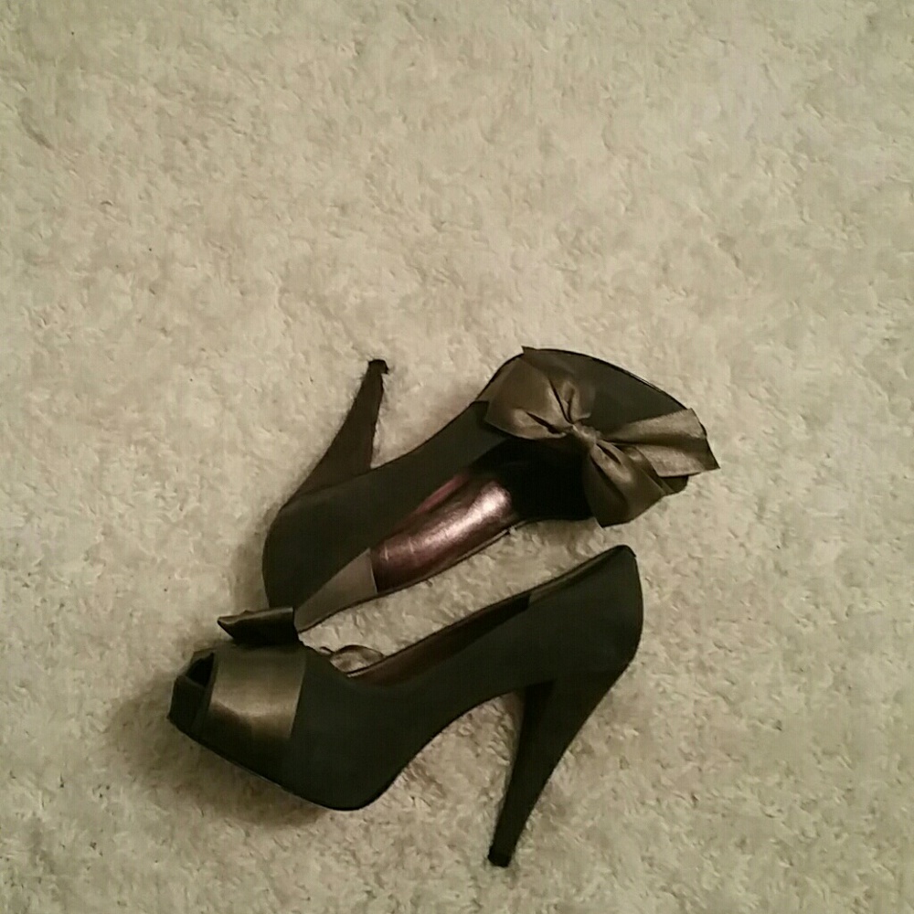 Paris Hilton Grey suede peep toe