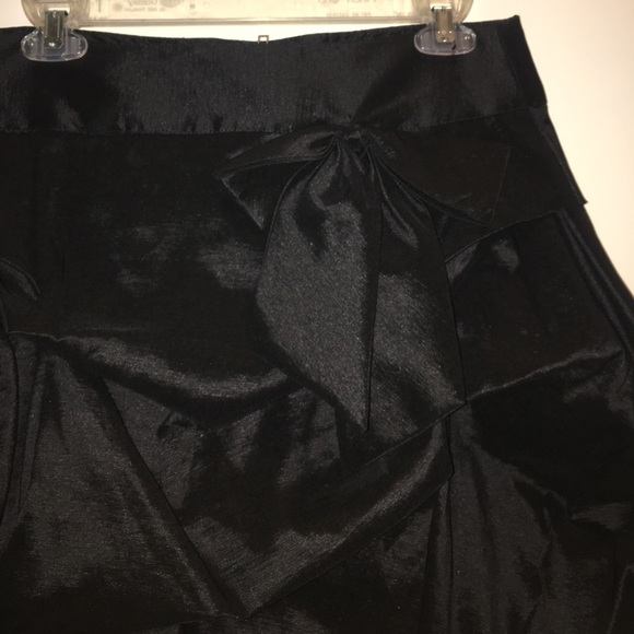 Black bubble skirt with bow on front - Picture 2 of 2
