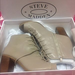 Steve Madden Neela Leather Boot in Taupe