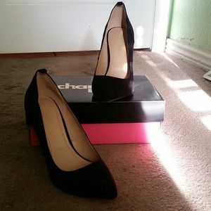 Black pumps