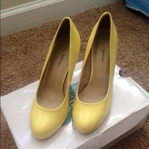 Size 6 Yellow Pumps
