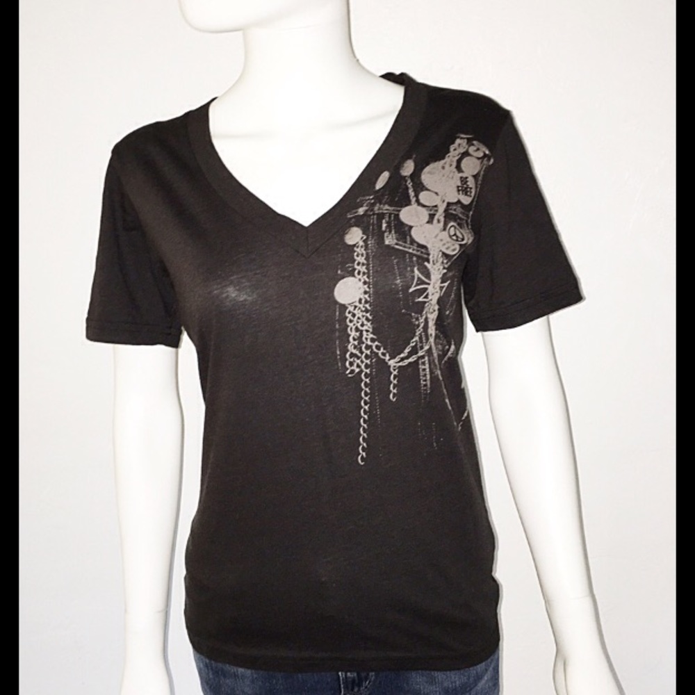 🆕 Rock Chains Print – Black V-Neck T-Shirt, Tee🆒