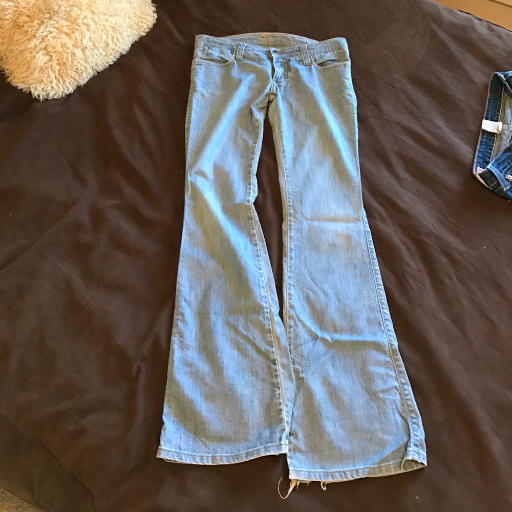 Frankie b sz 6 Bell.  Blue light wash. Low rise.