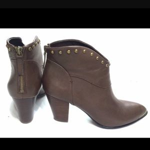 B. Makowsky gray boots ❤️❤️❤️